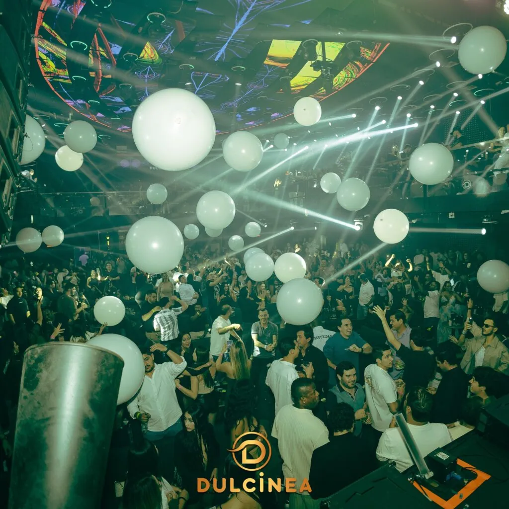 Dulcinea - balloon crowd