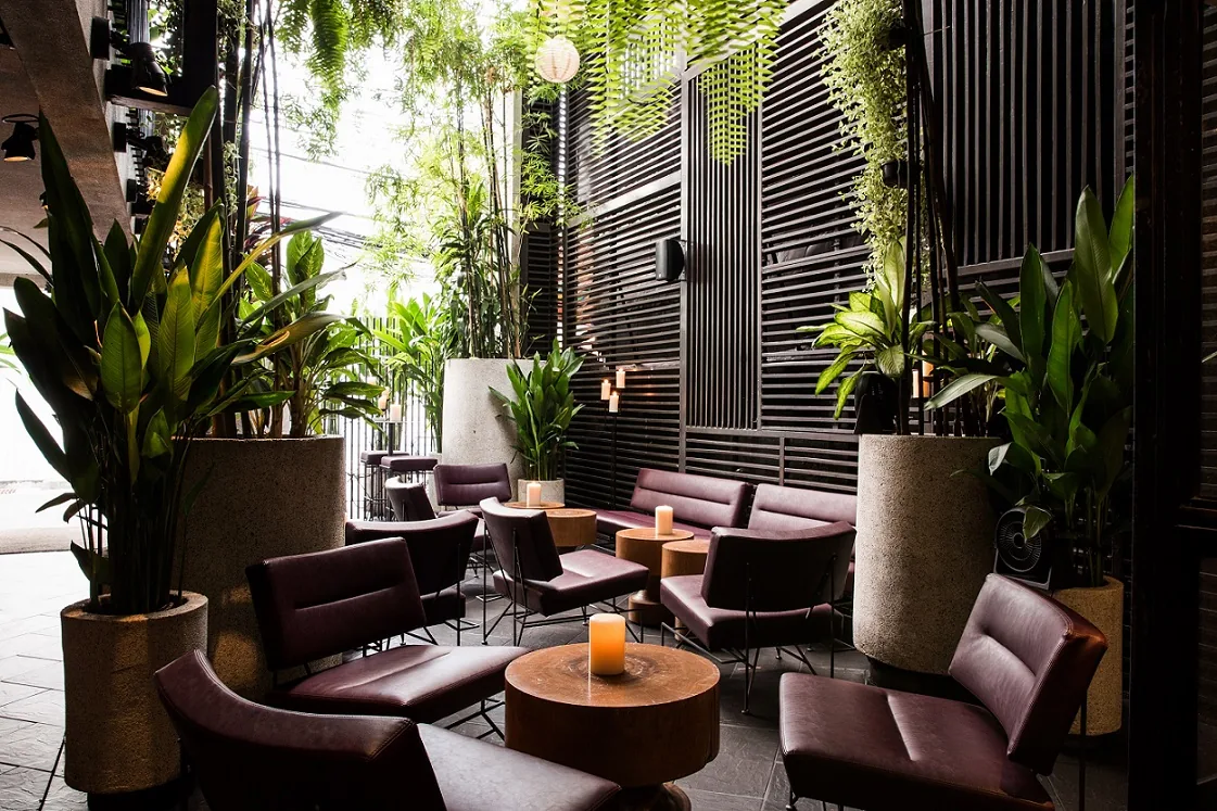 Eat Me - courtyard lounge seating