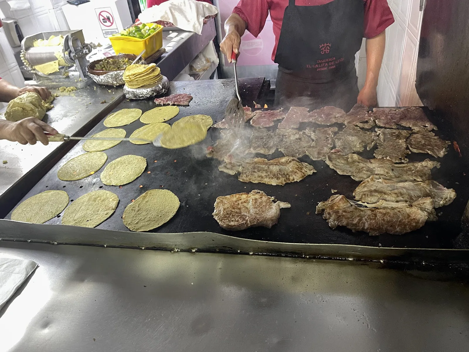 El Califa de Leon - plancha with tortillas
