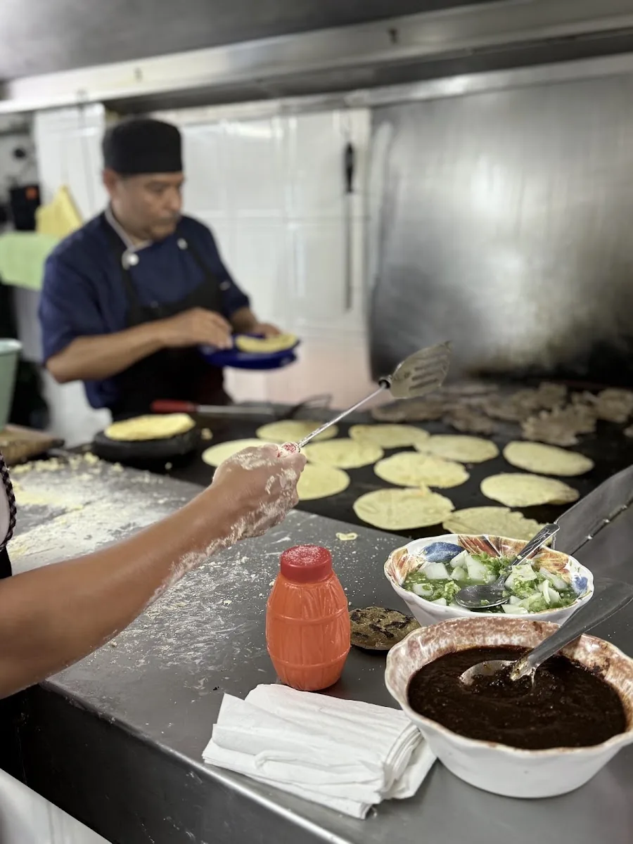 El Califa de Leon - taquero at the grill