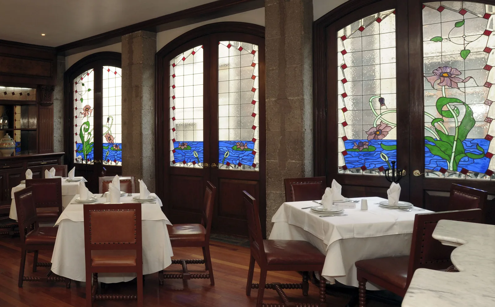El Cardenal - interior dining room stained glass