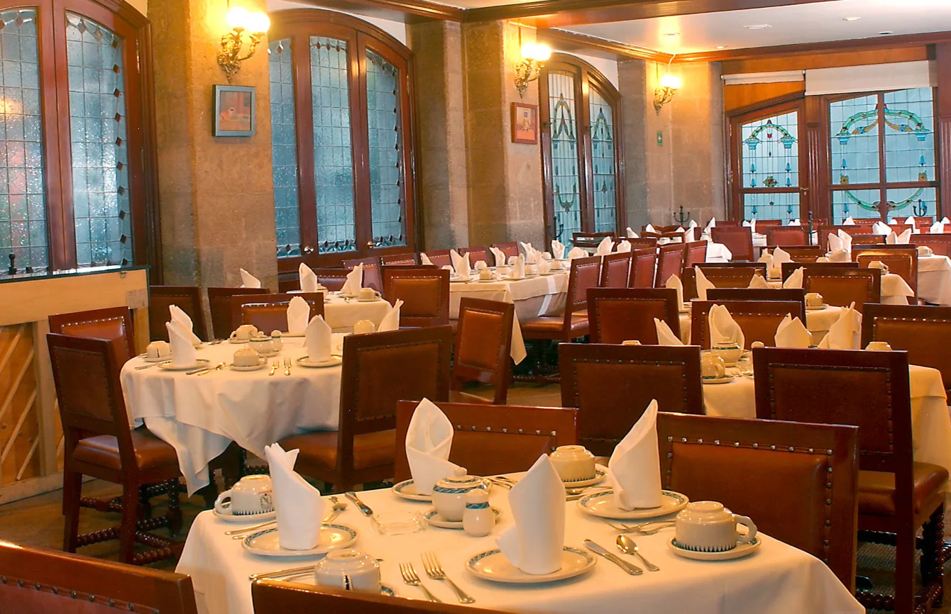 El Cardenal - interior dining room tables