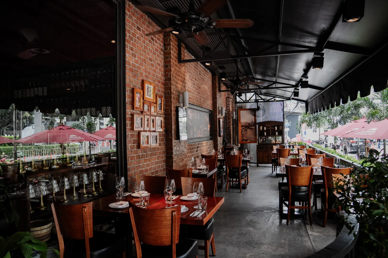 El Gaucho - dining area brick wall