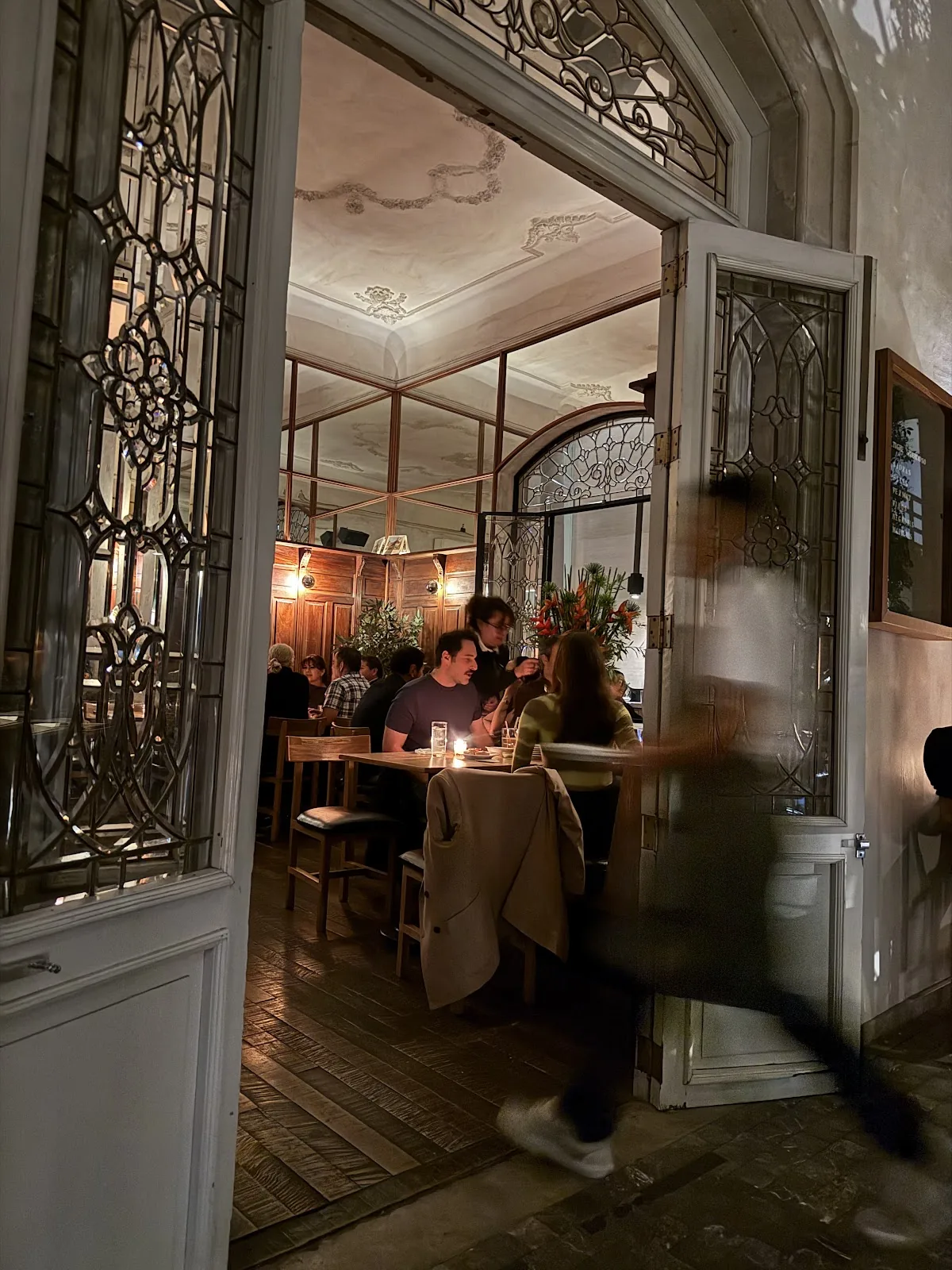 El Tigre Silencioso - arched doorway into the dining room