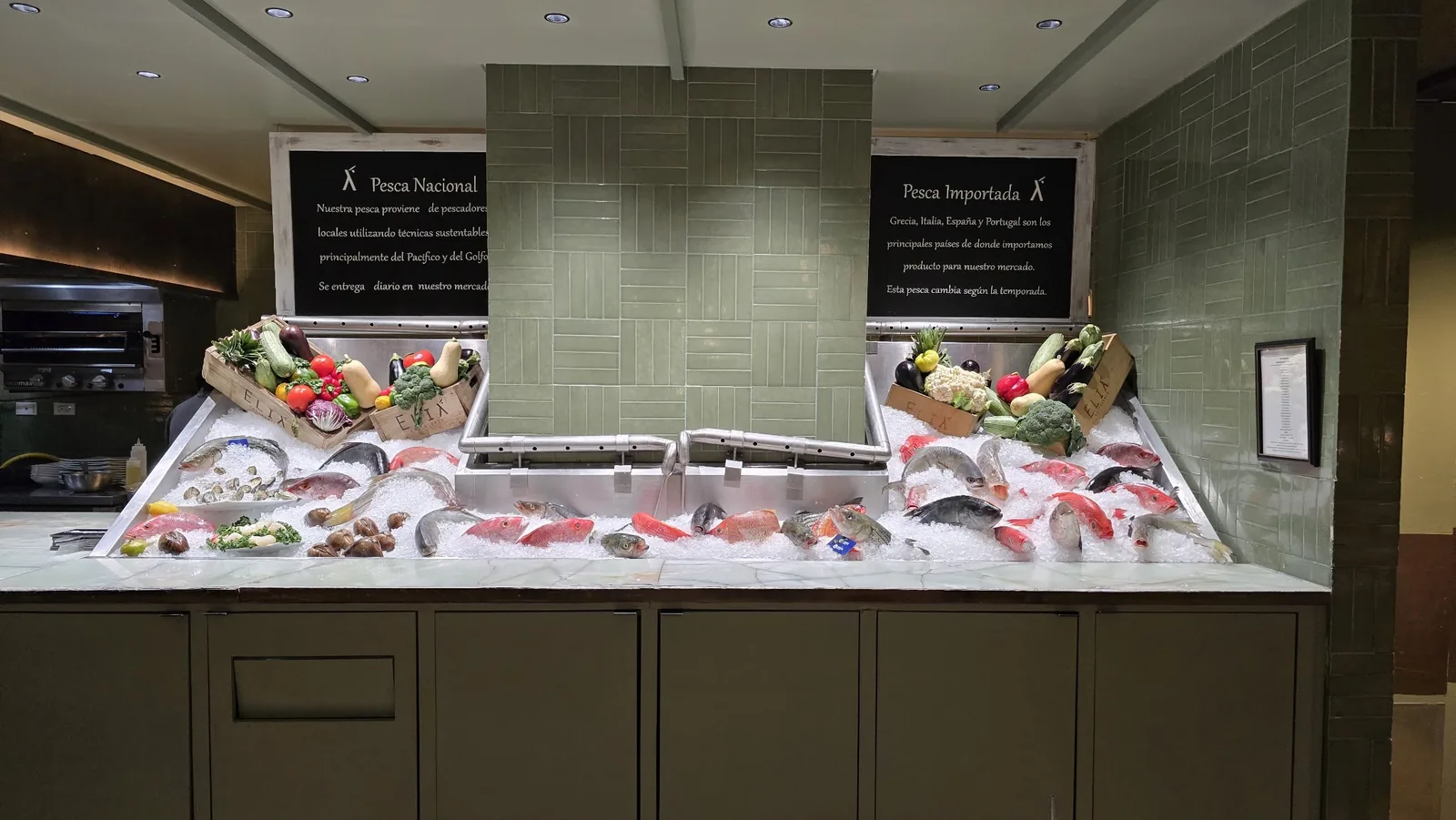 Elia Estiatorio - the fresh fish display counter pesca na