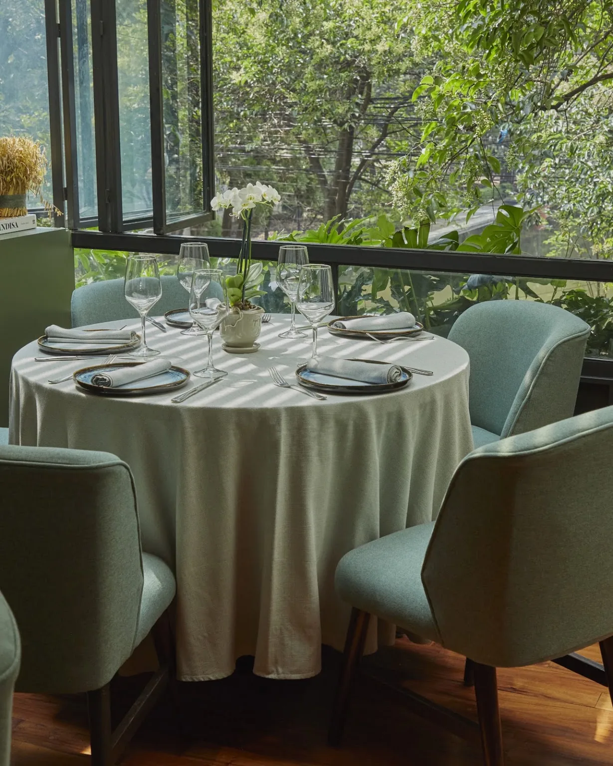 Emilio - round table by the window with garden vi