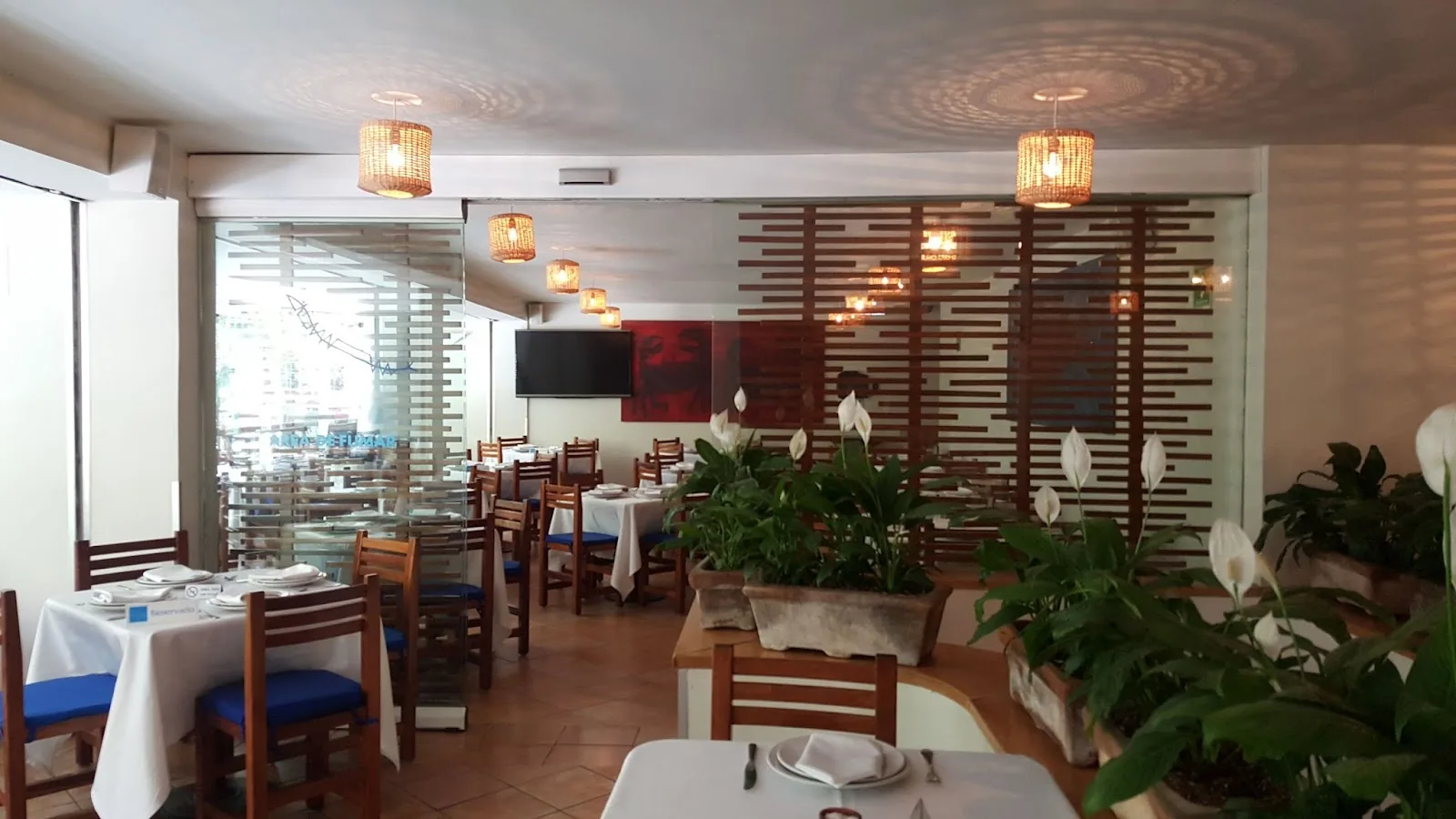 Entremar - dining room white walls
