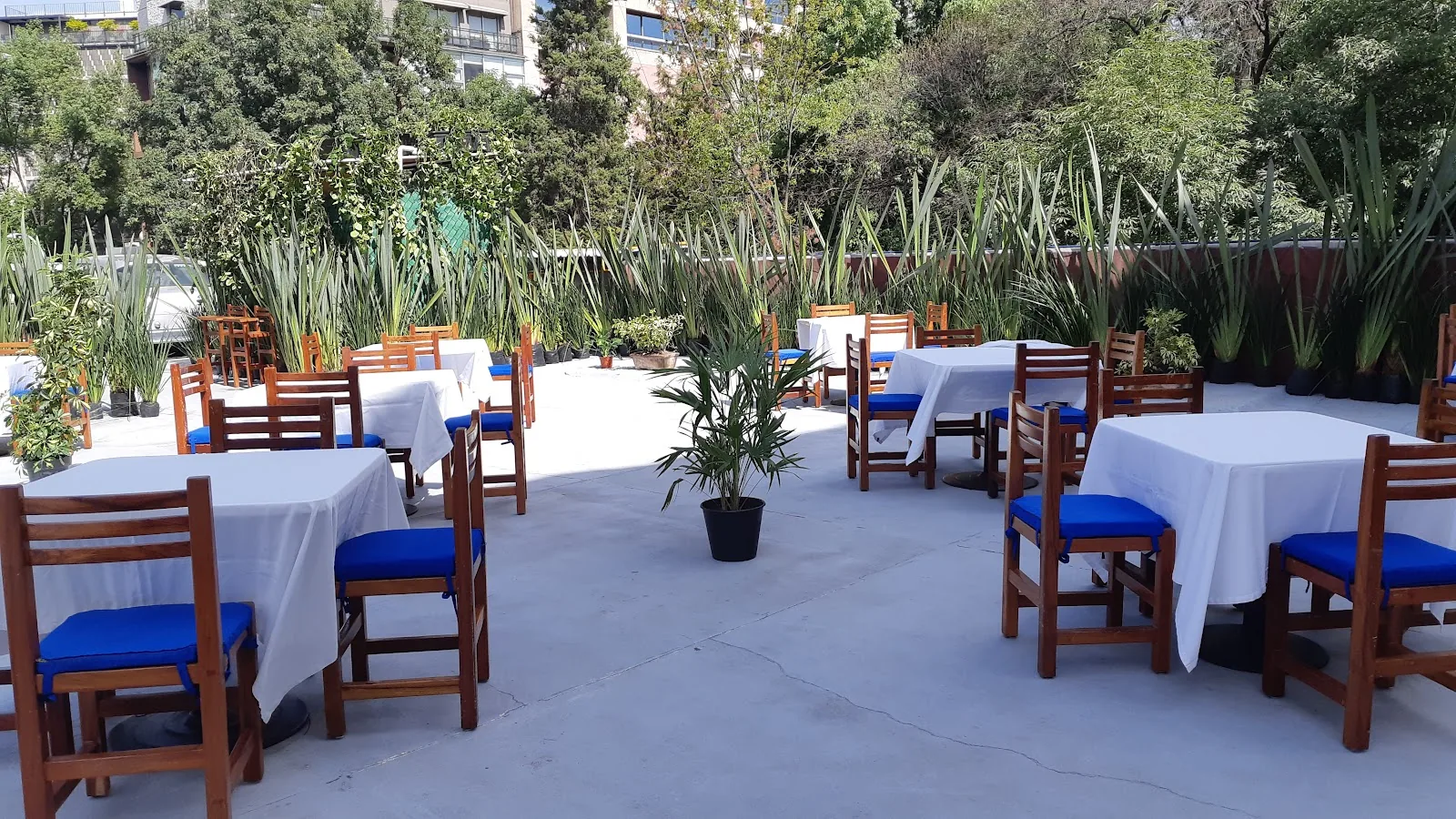 Entremar - garden terrace tables