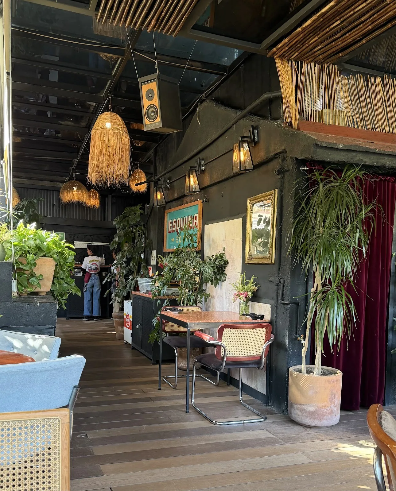 Esquina Comun - interior with house signage
