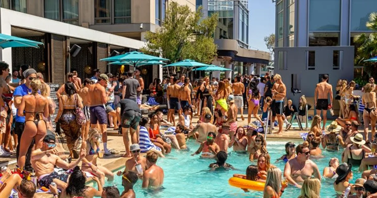 Float - pool party