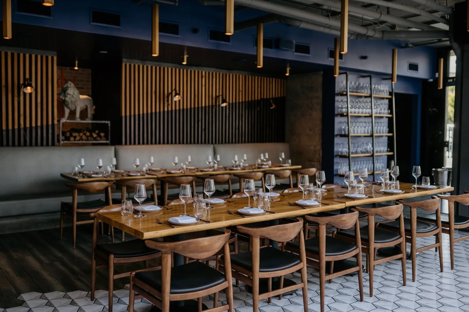 Fort Oak - communal table room