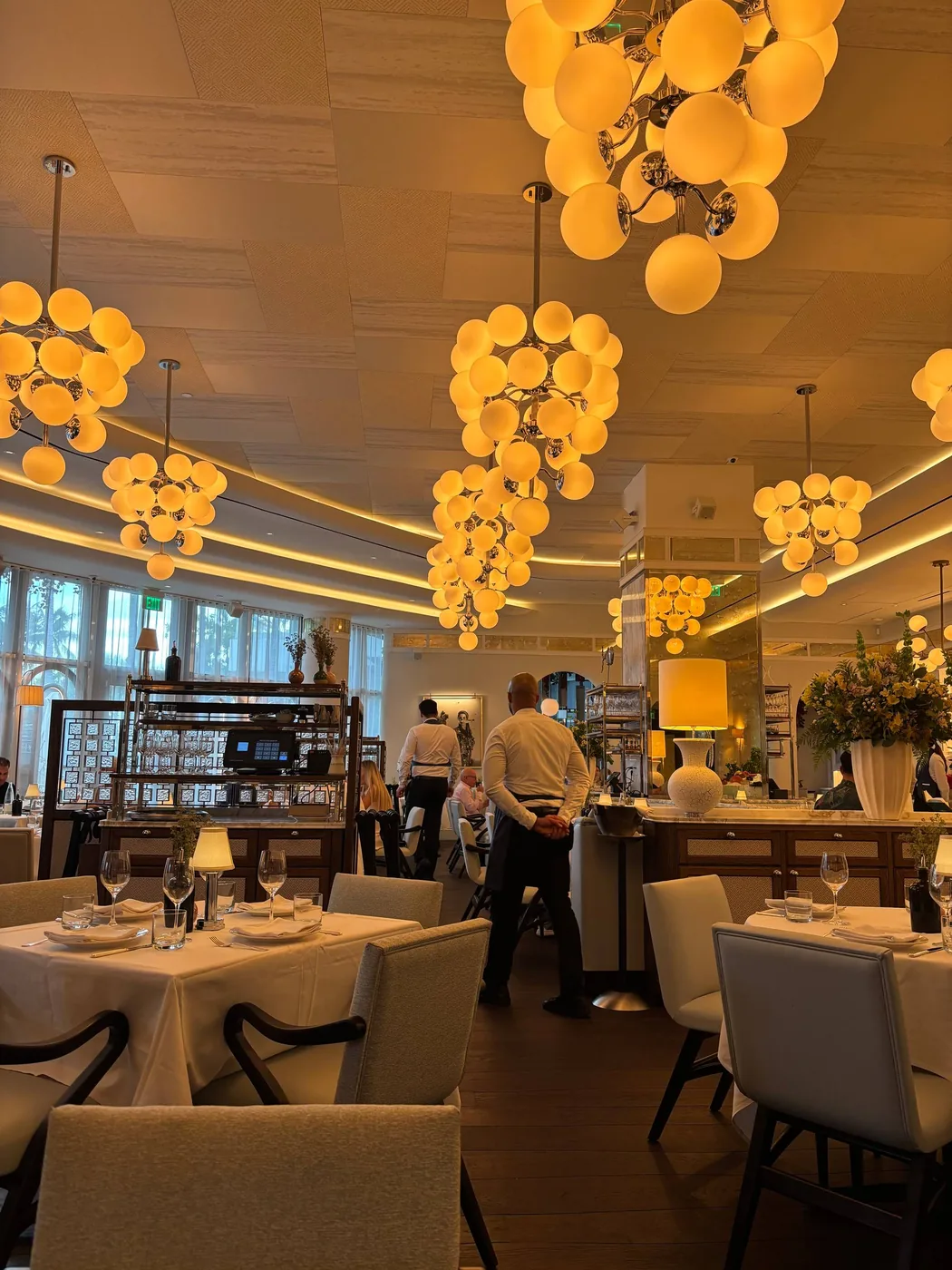 Gaia Miami - chandelier dining