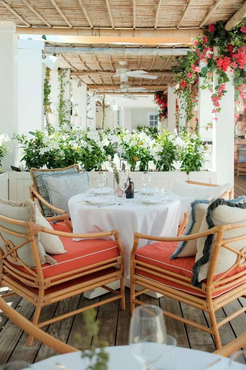Gaia Saint-Tropez - pergola terrace dining