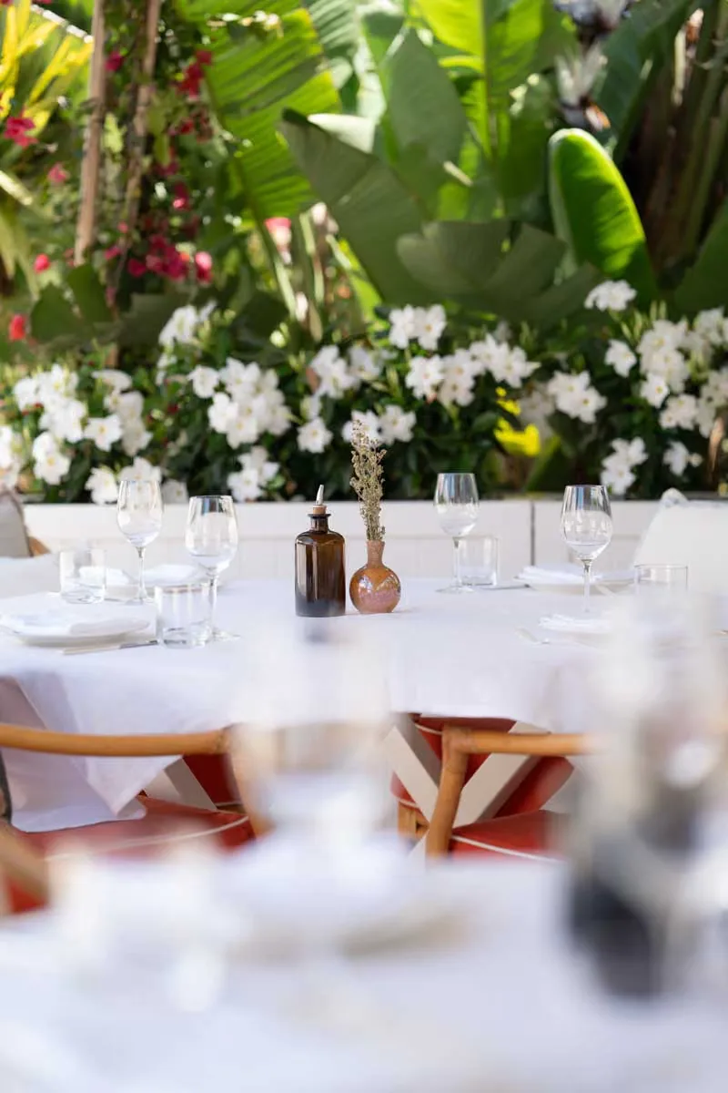 Gaia Saint-Tropez - table setting white flowers