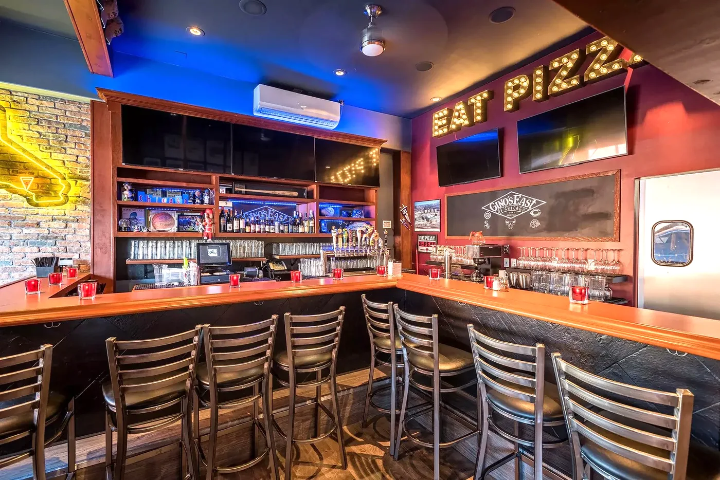 Gino's East - interior 2