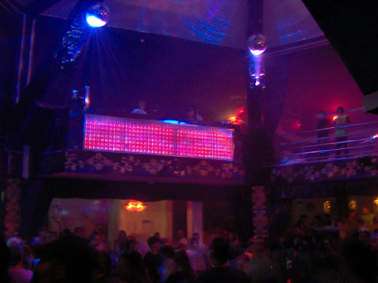 Gusto - mezzanine and dancefloor