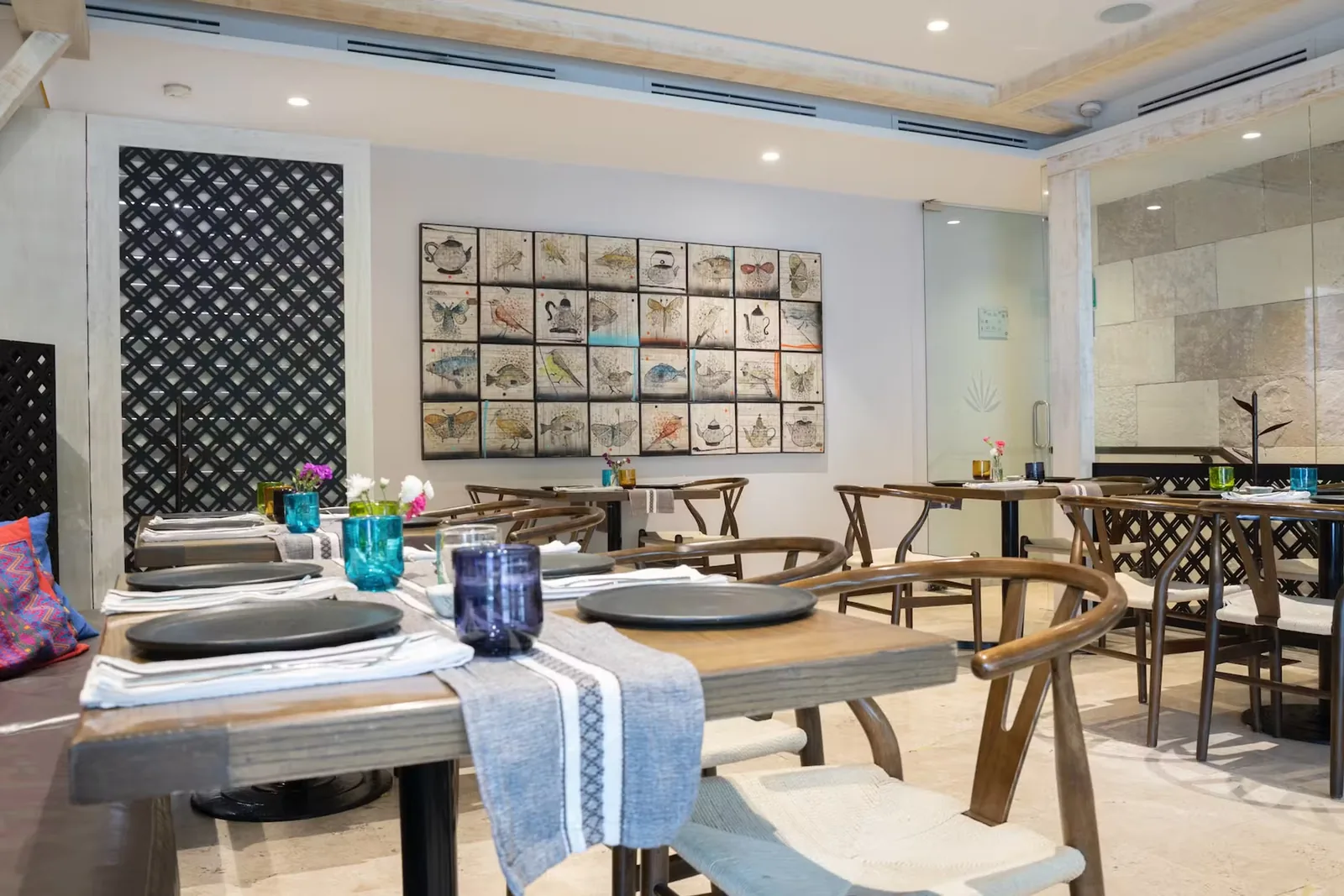 Guzina Oaxaca - dining room with artwork wall