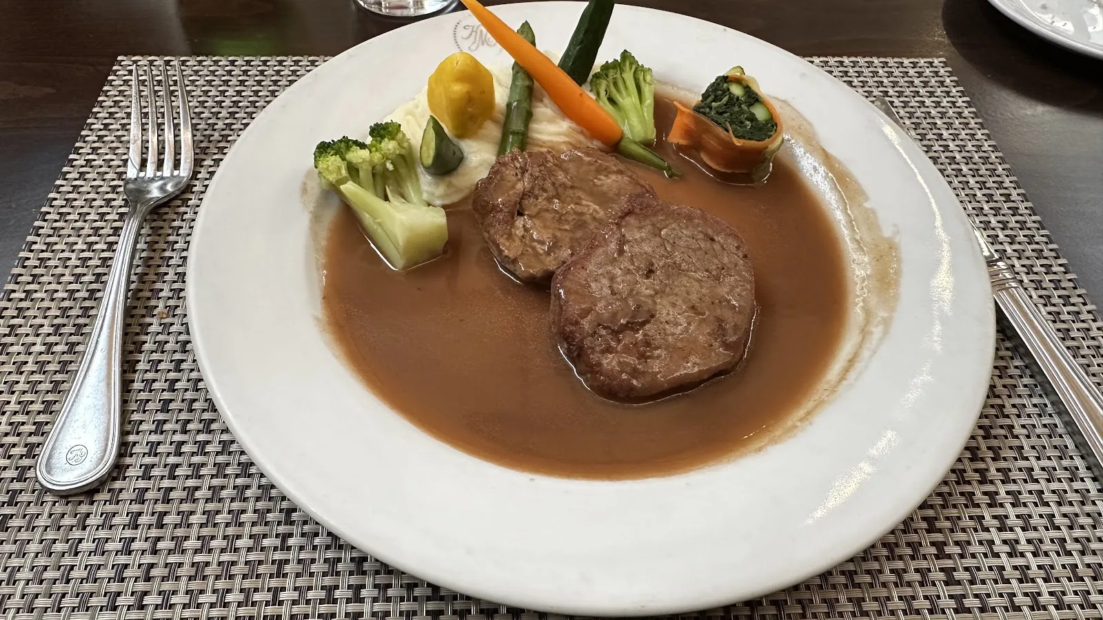 Hacienda de los Morales - beef fillet with sauce and vegetables
