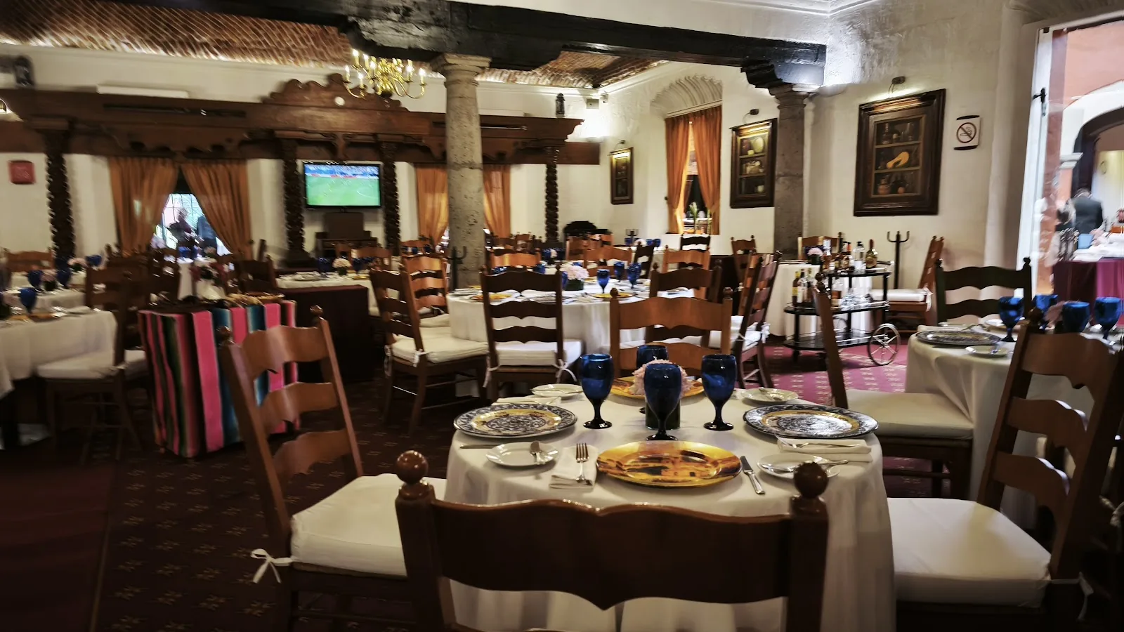 Hacienda de los Morales - formal dining room set for service