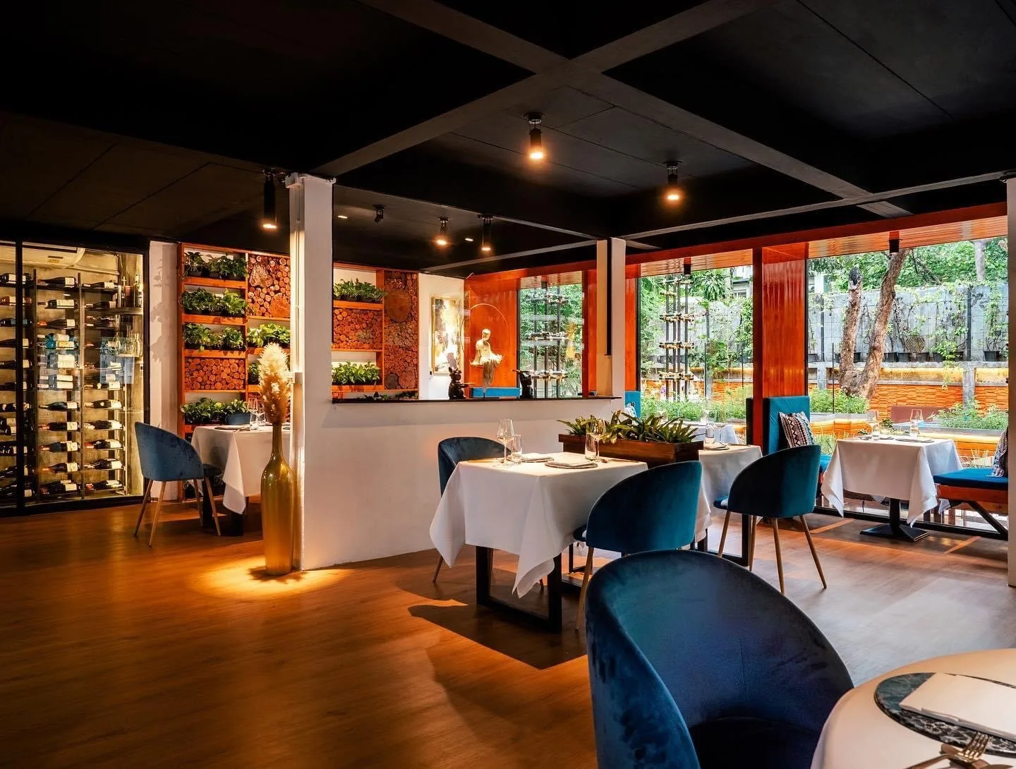 Haoma - fix main dining room blue velvet chairs whit