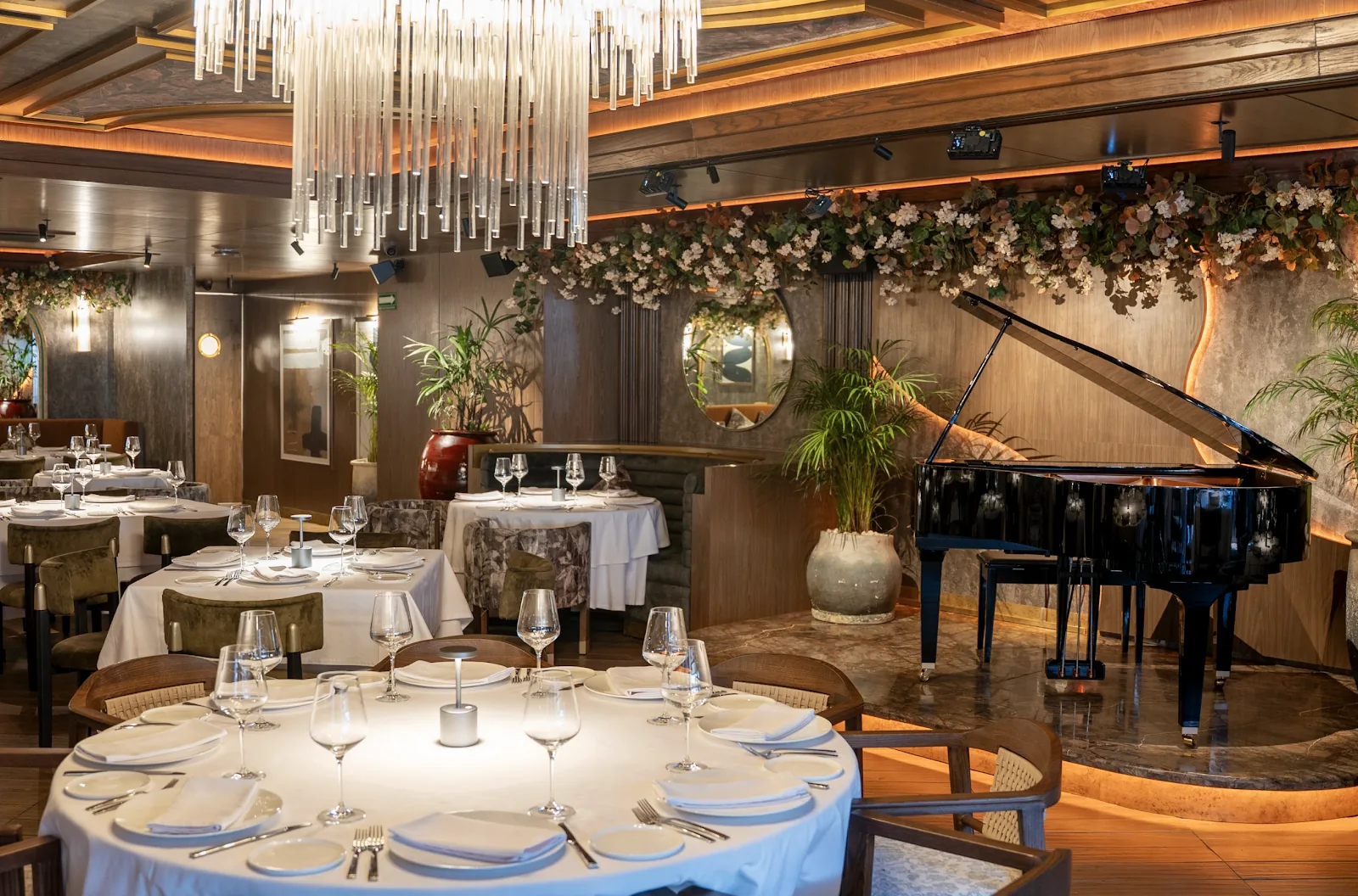 Harry's - dining room with grand piano