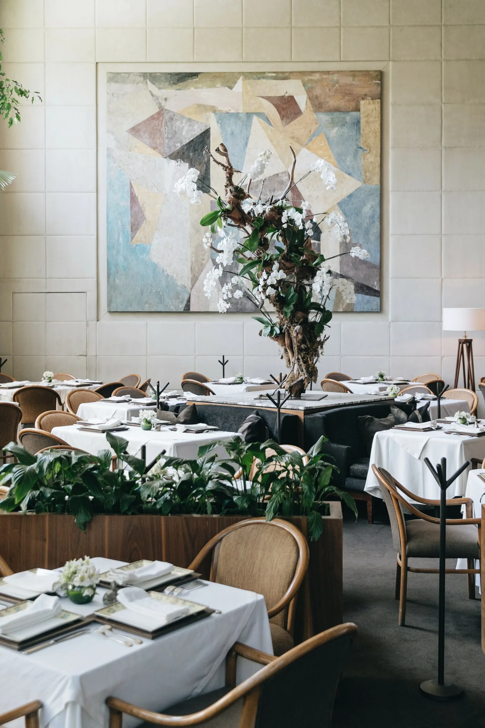 Hunan - dining room with modern art