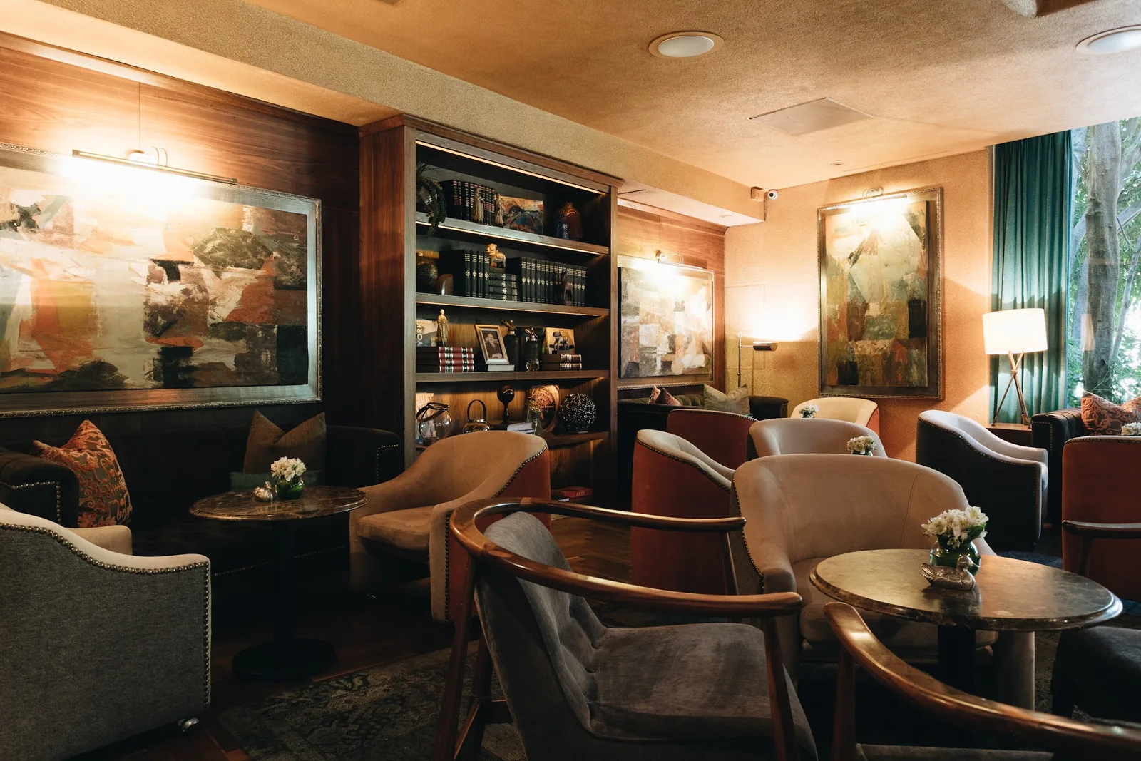 Hunan - lounge and bar interior