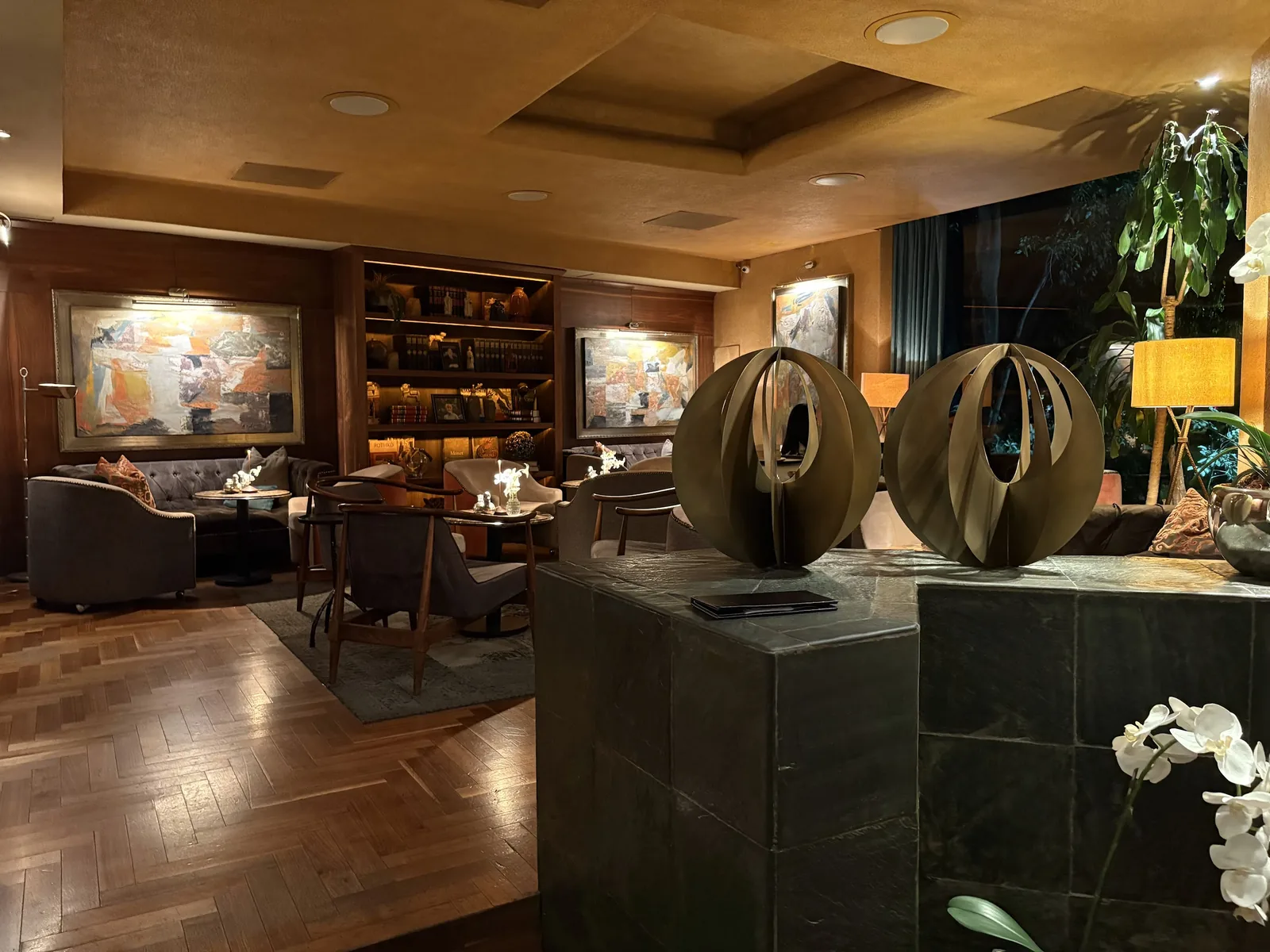Hunan - lounge with sculpture