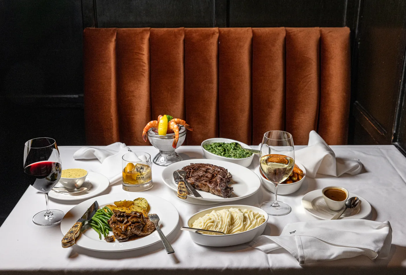 Hy's Steakhouse - dining room