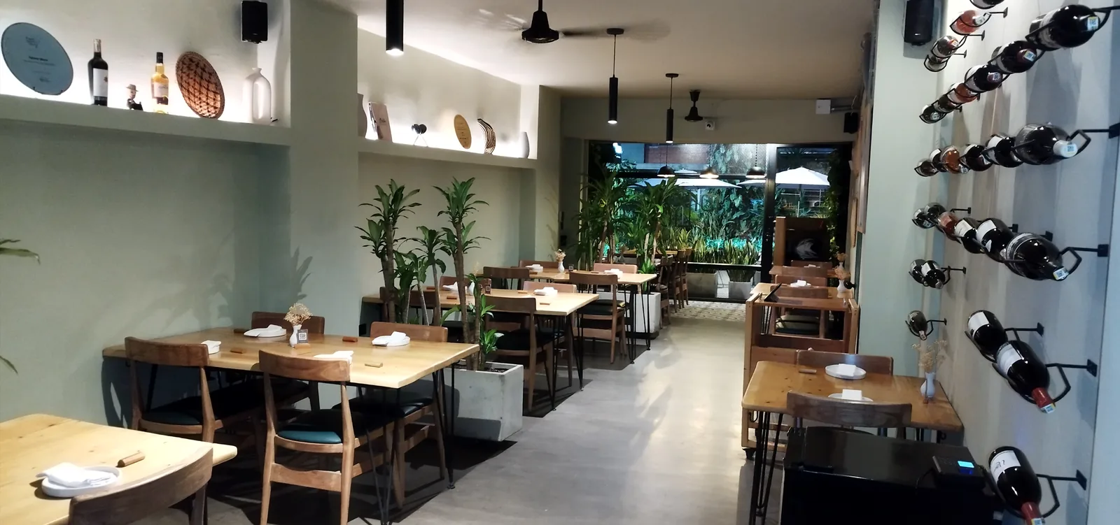 Idilico - airy main room