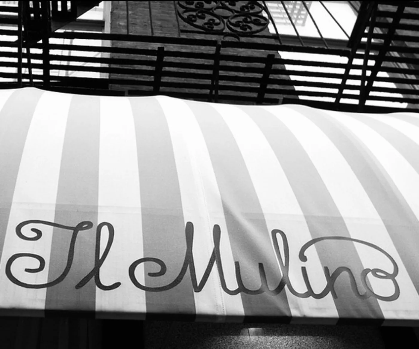 Il Mulino New York - exterior awning
