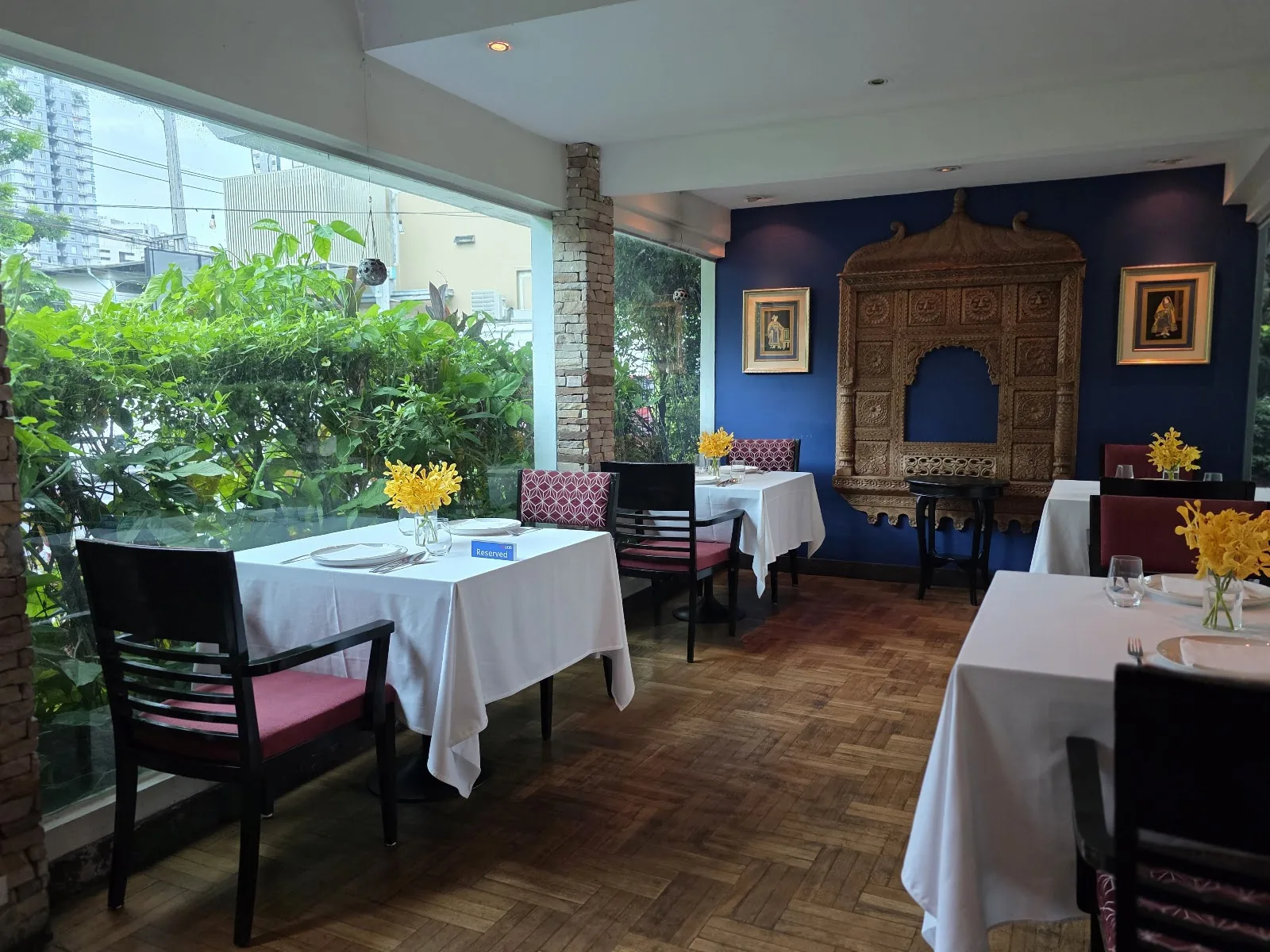 Inddee - add blue wall dining room arched niche white linen garden windows