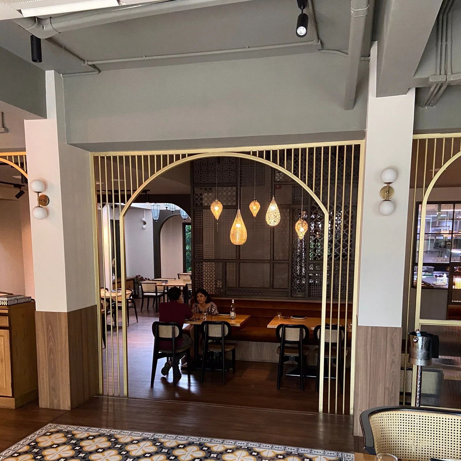 Jhol - fix dining room brass arched screen dividers