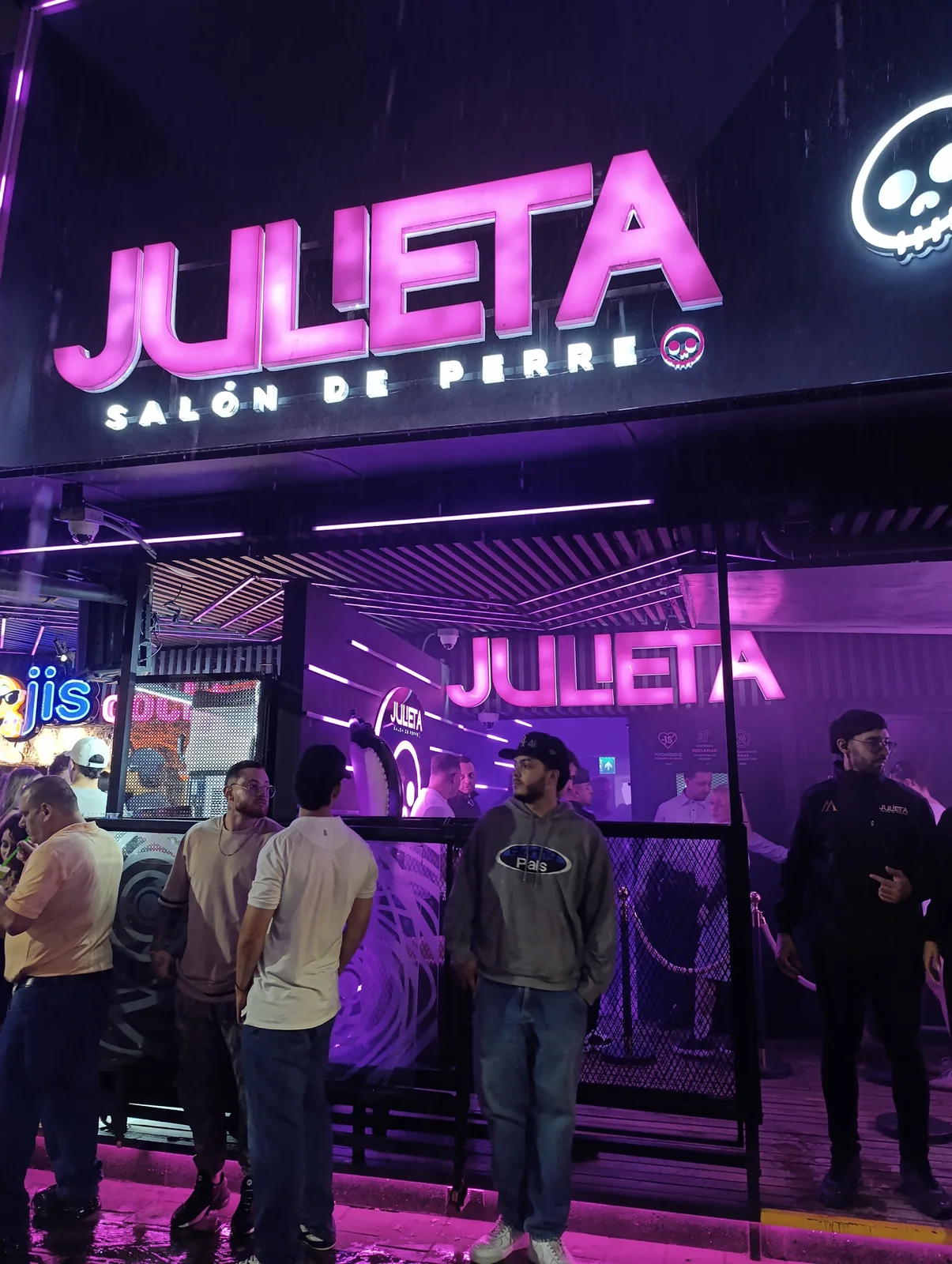 Julieta Discoteca - the entrance on carrera
