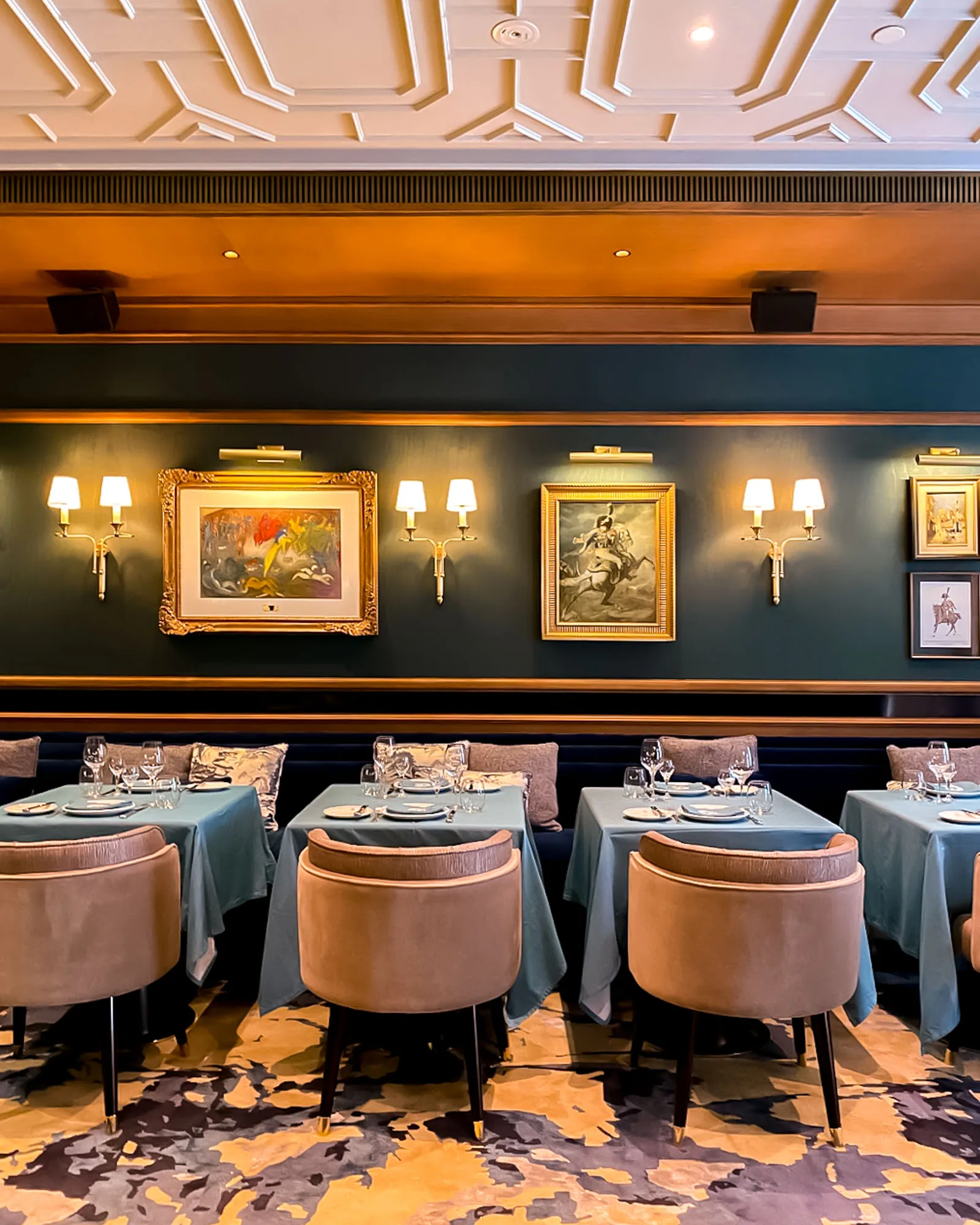 Kaspia - dining banquette gilt frames