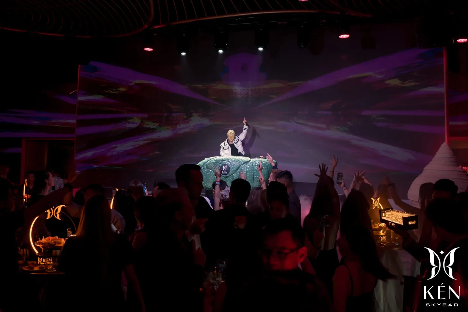 KEN Skybar - room
