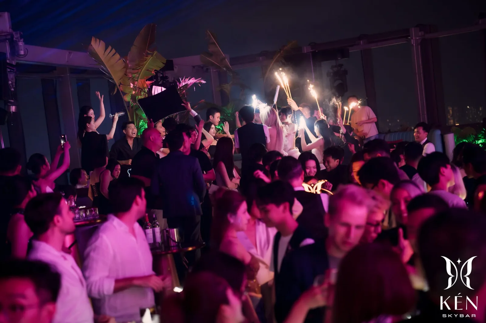 KEN Skybar - crowd