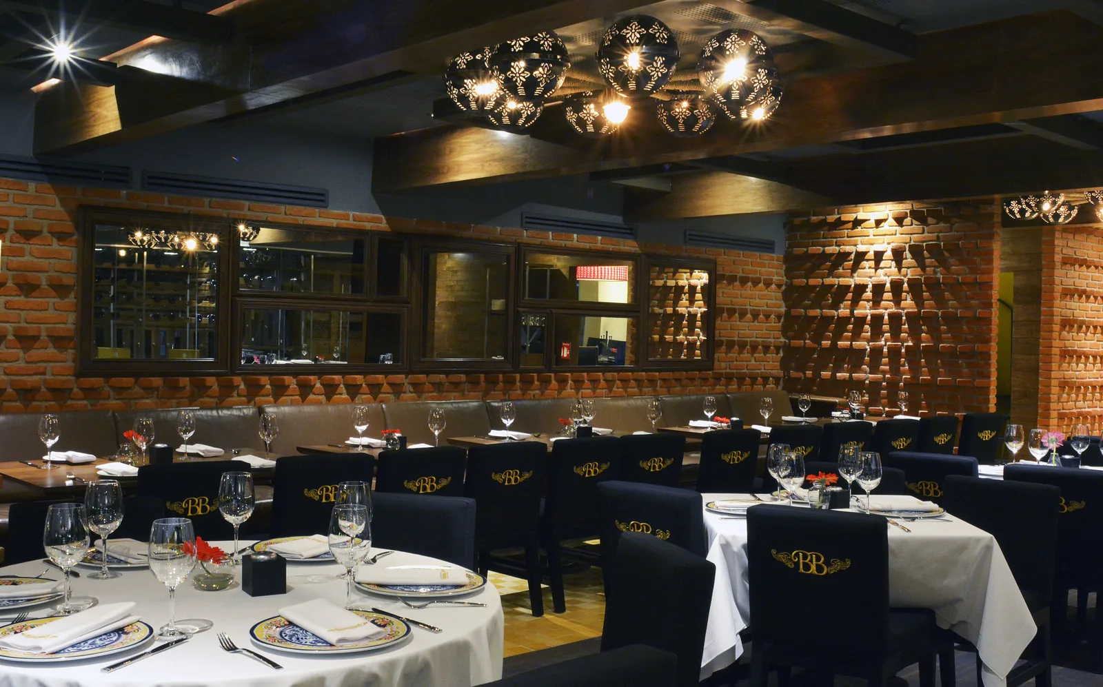 La Buena Barra - Polanco - dining room with set tables