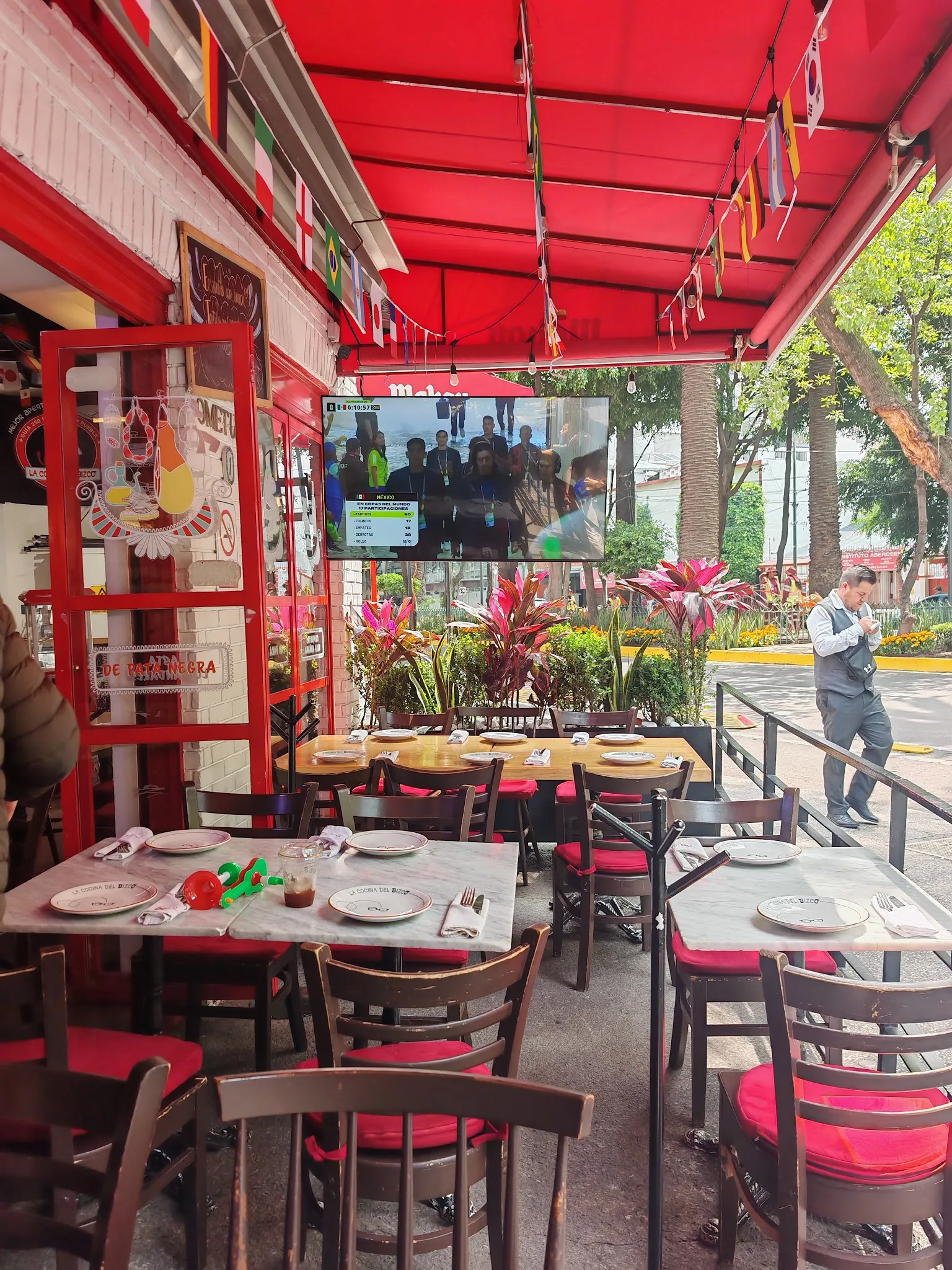 La Cocina del Bizco - covered street terrace
