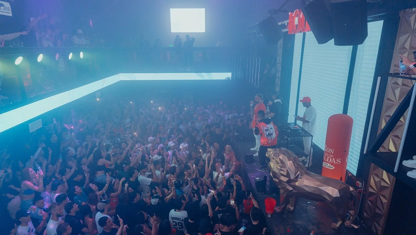 La Logia - a packed floor
