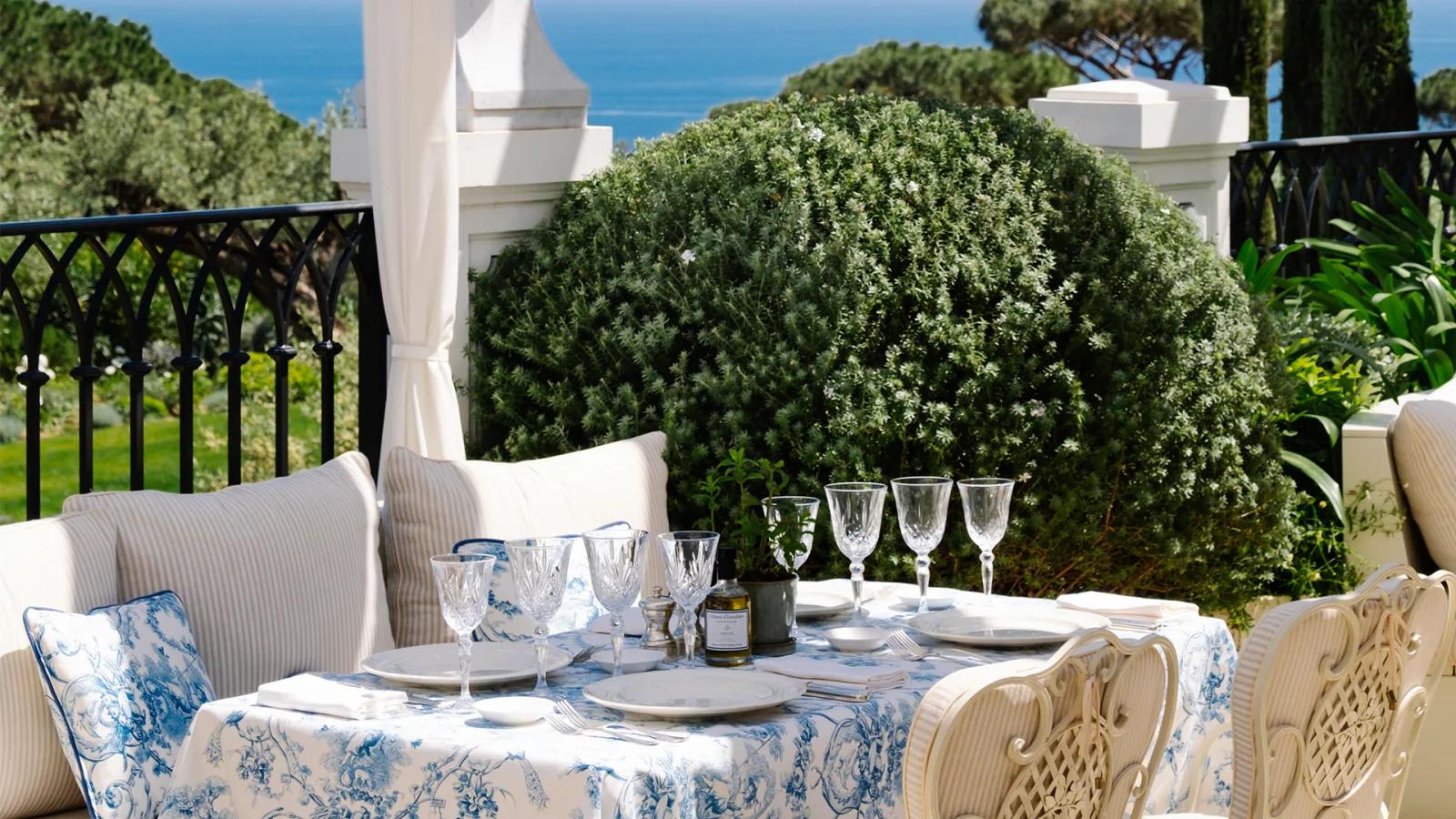 La Table de la Messardiere - table setting toile sea view