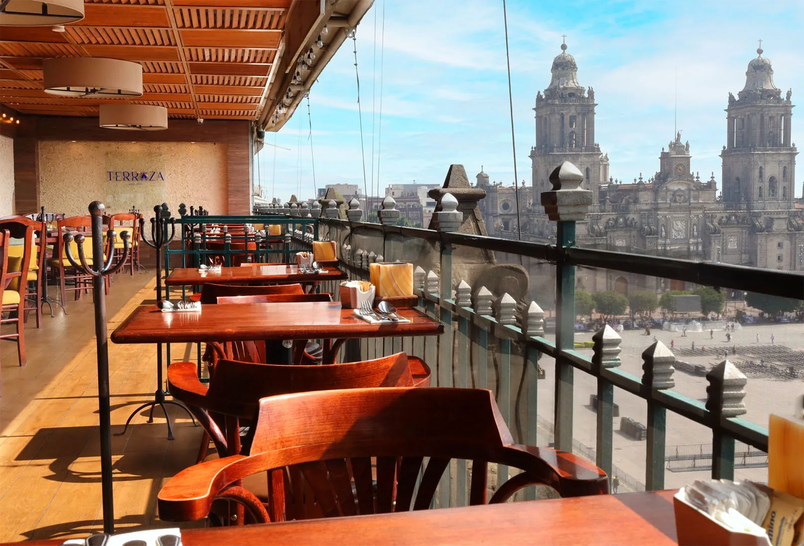 La Terraza Gran Hotel - wooden terrace tables with the cathedral