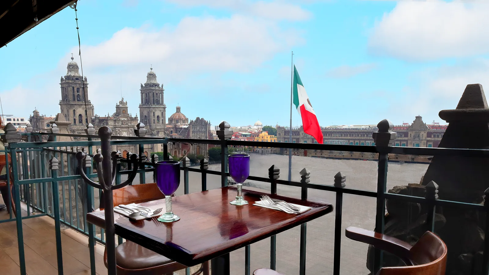 La Terraza Gran Hotel - daytime terrace seating along the zocalo
