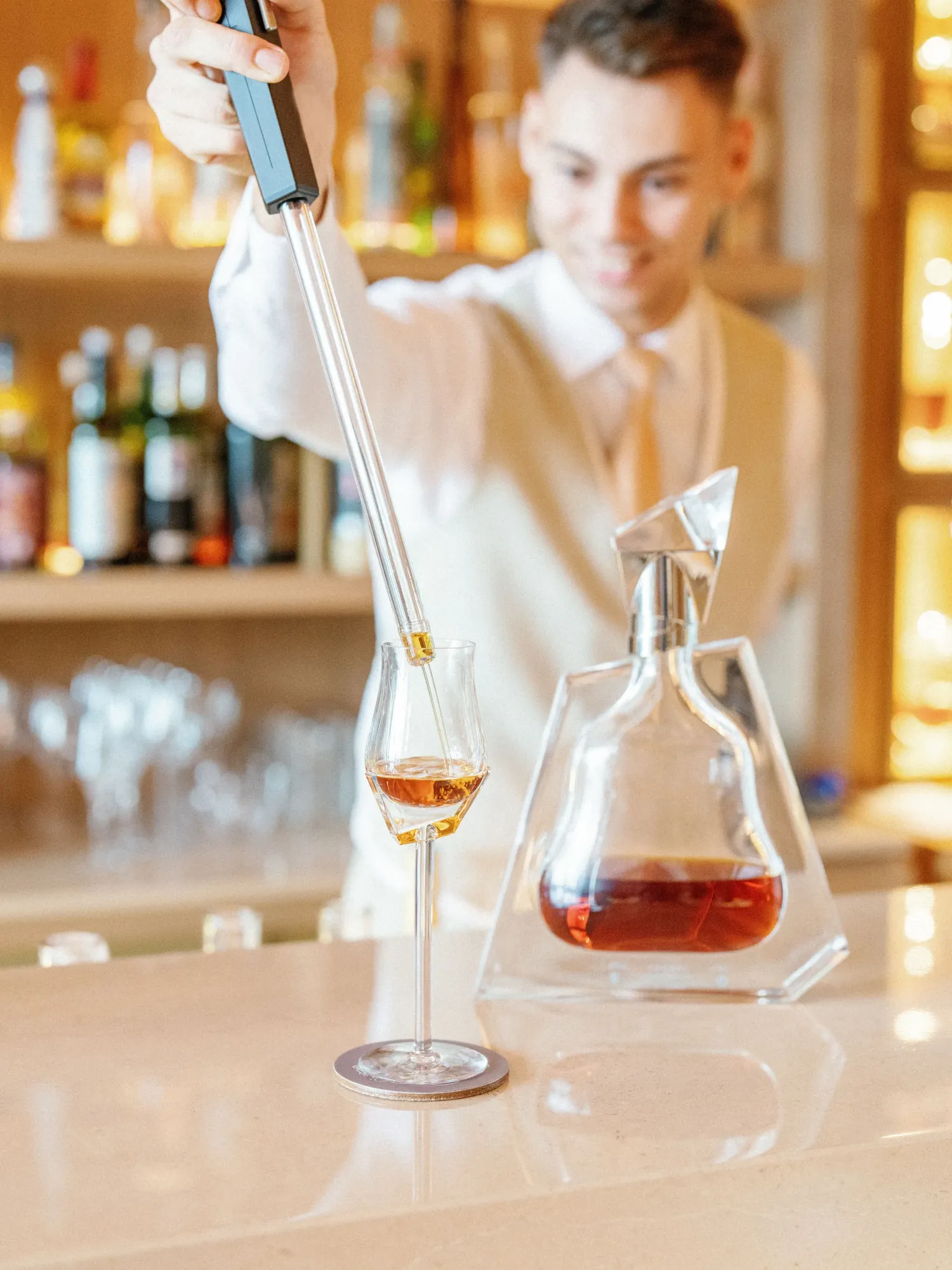La Vague d'Or - sommelier wine service