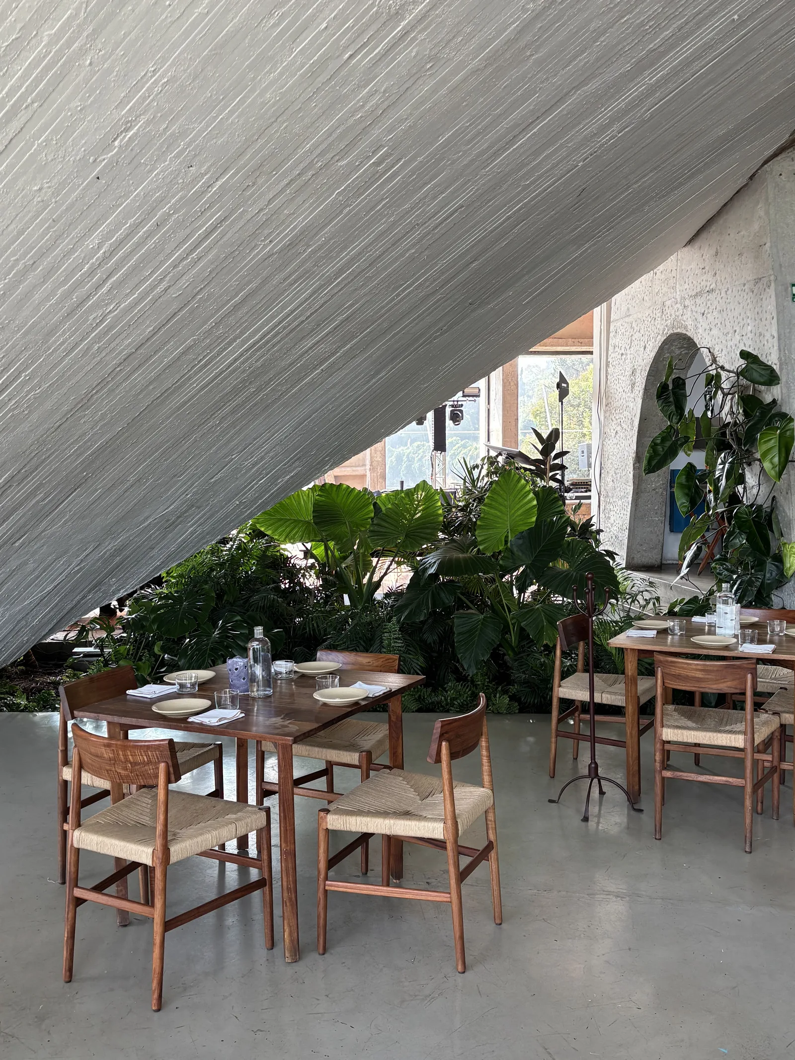 LagoAlgo - terrace tables and planting under the co