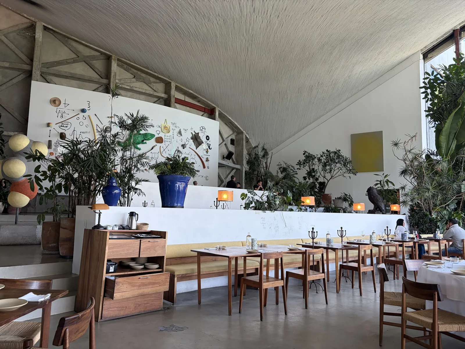 LagoAlgo - dining room with the house mural and pot