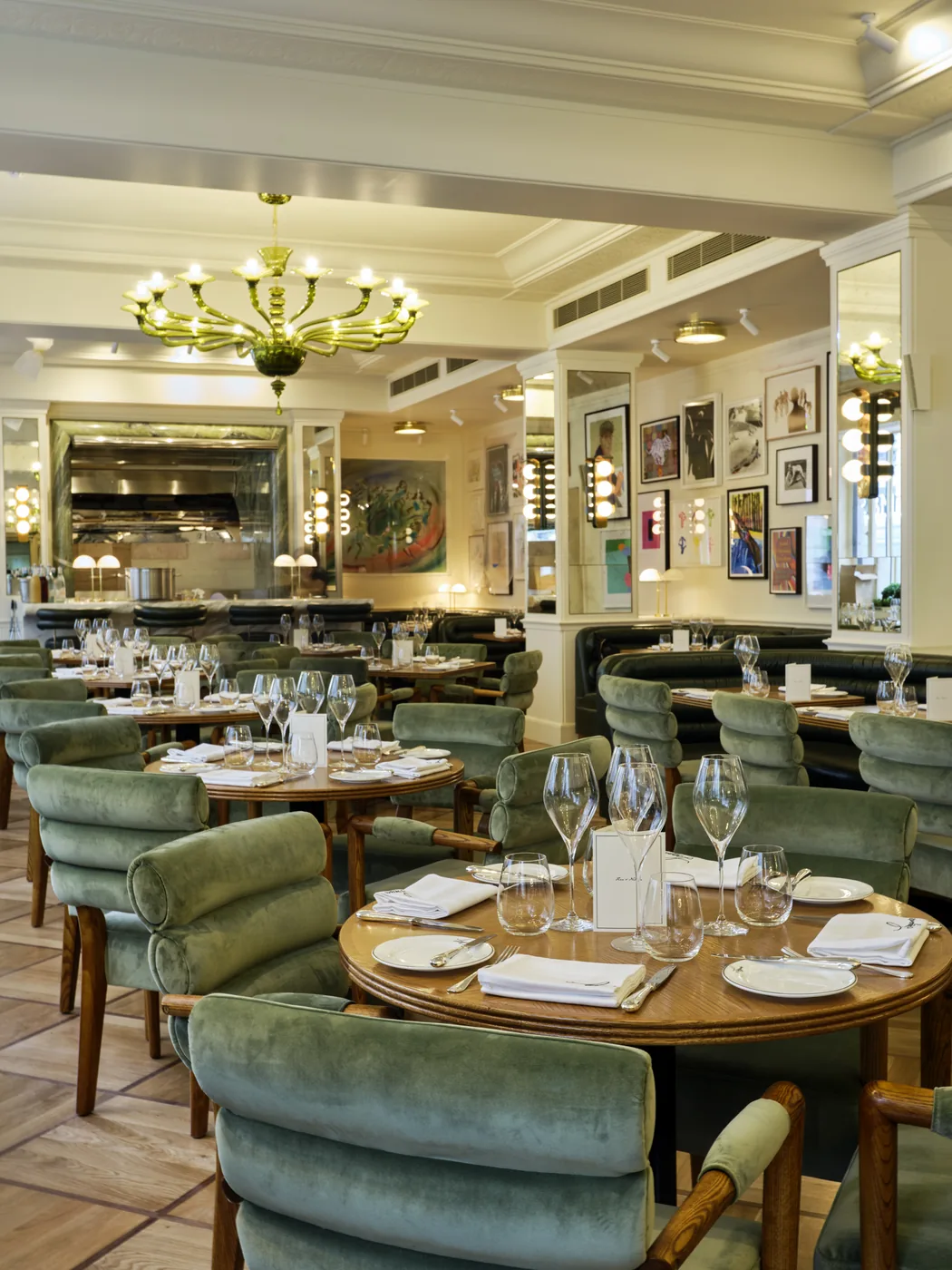 Langan's Brasserie - dining room art wall