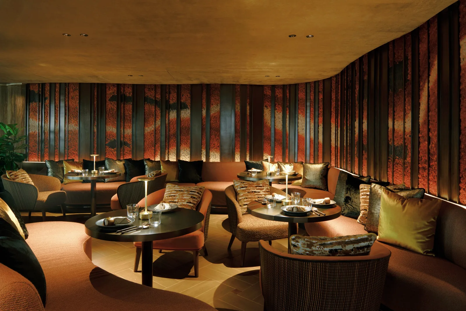 Le Du Kaan - dining room window tables