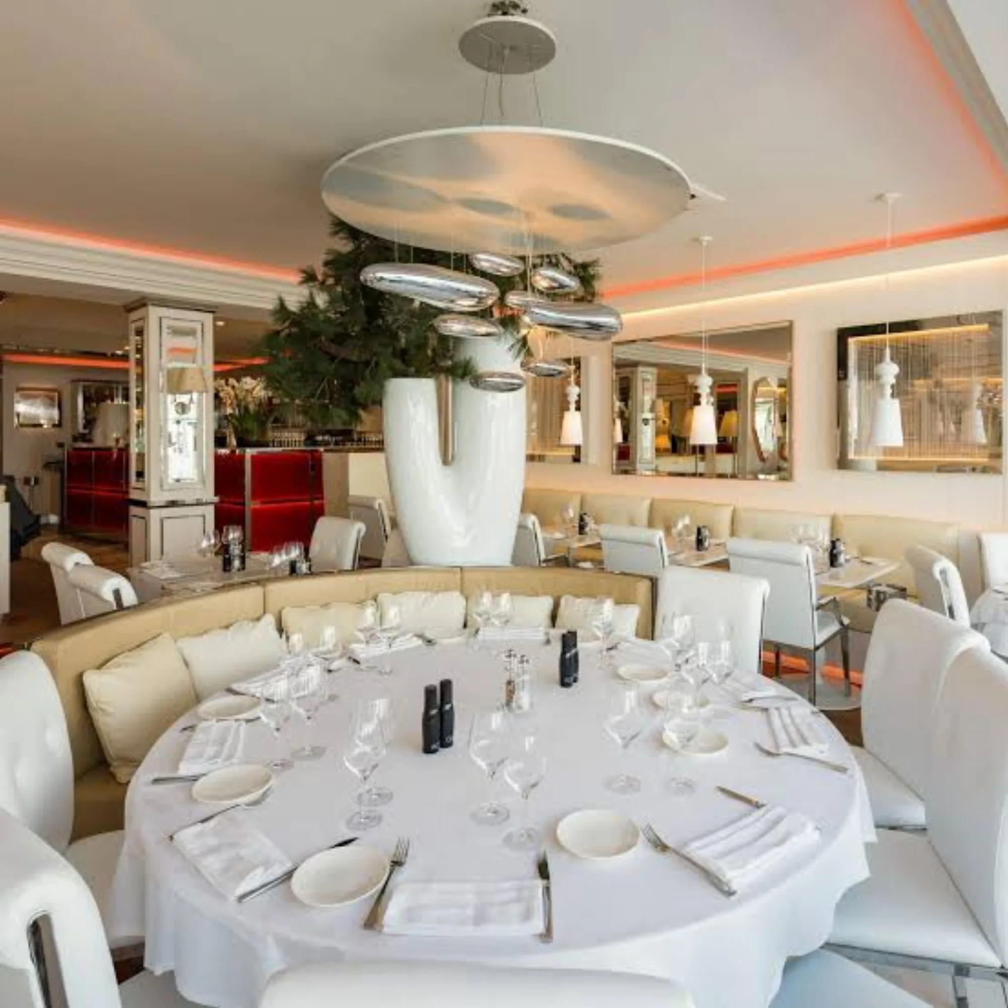 Le Girelier - dining room round tables
