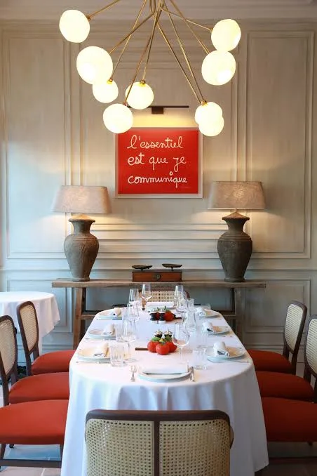 La Petite Maison - chandelier dining room